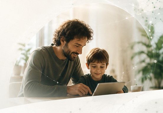 Vater und Sohn entdecken gemeinsam einen AI-Companion am Tablet